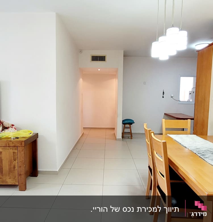 פינת אוכל עם שולחן עץ וכיסאות, תאורה תלויה